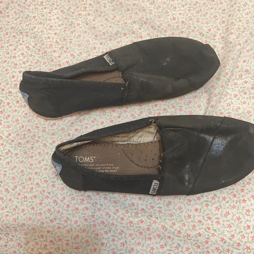 Worn black toms.